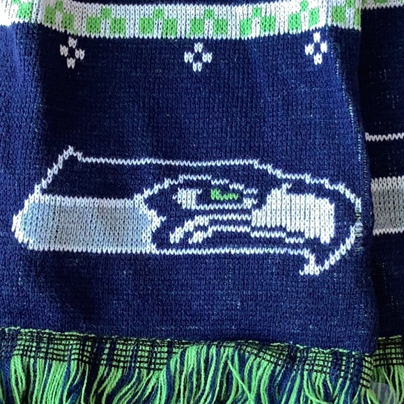 New🏈 NFL Seattle Seahawks scarf with lights. I have 3 of them. Price is for 1. - Picture 3 of 4
